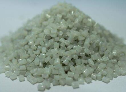 What are the advantages of recycling plastic particles